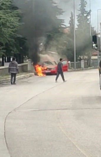 Isparta’da seyir halindeki otomobil aniden alev aldı