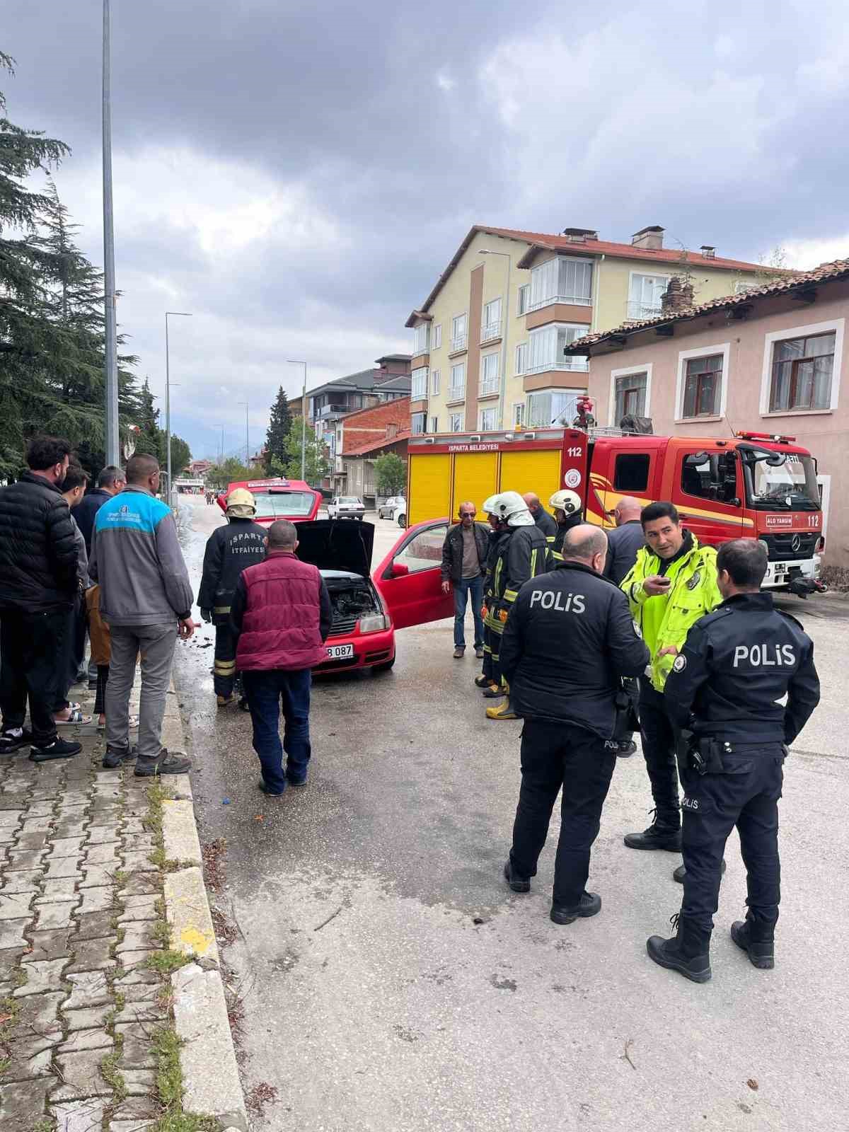 Isparta’da seyir halindeki otomobil aniden alev aldı