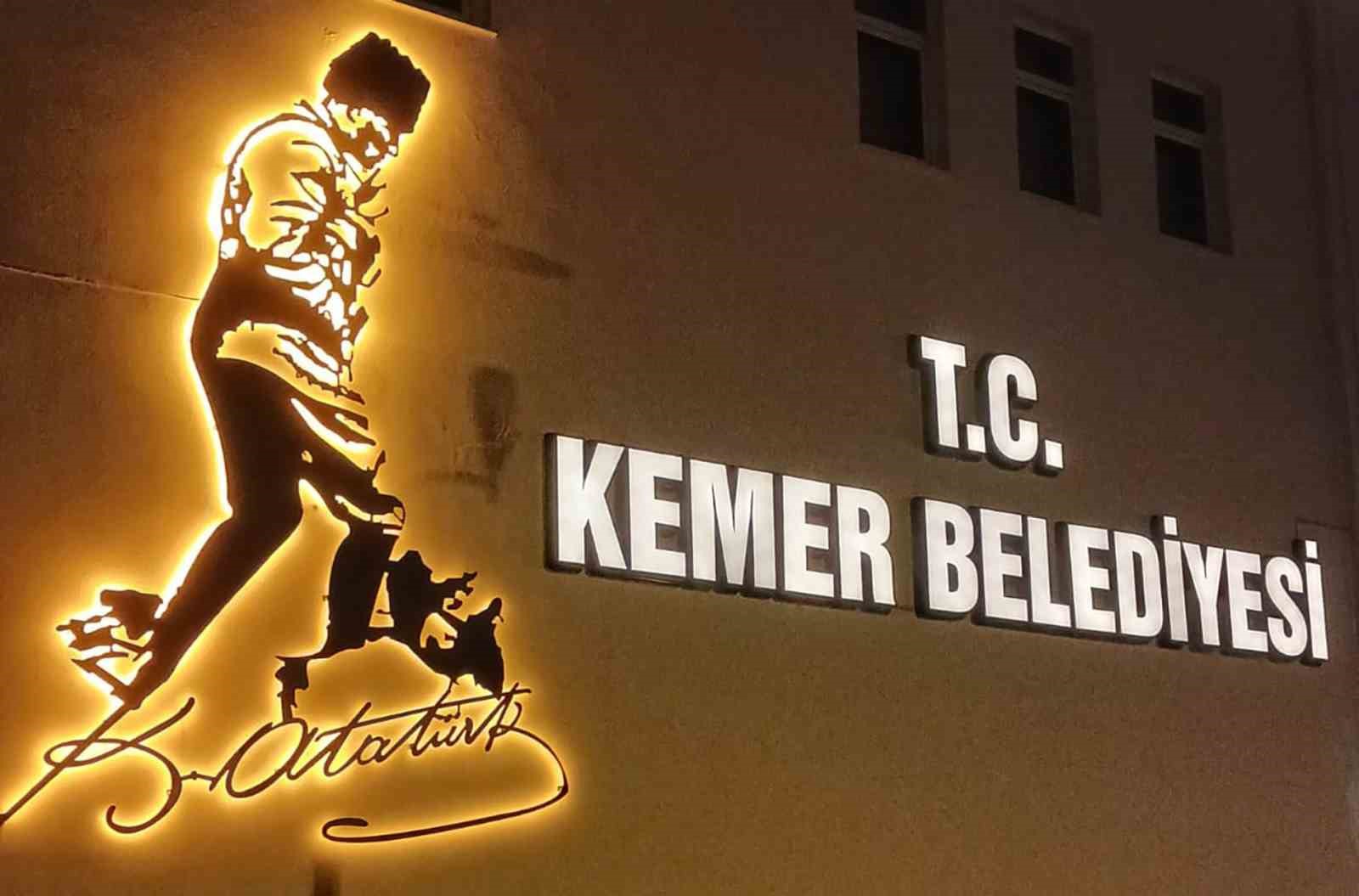 Atatürk’ün Kocatepe silüeti Kemer Belediye binasında