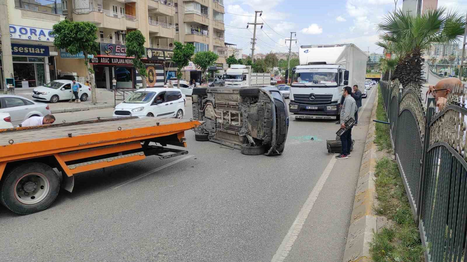 Şanlıurfa’da kamyon ile çarpışan otomobil ters döndü