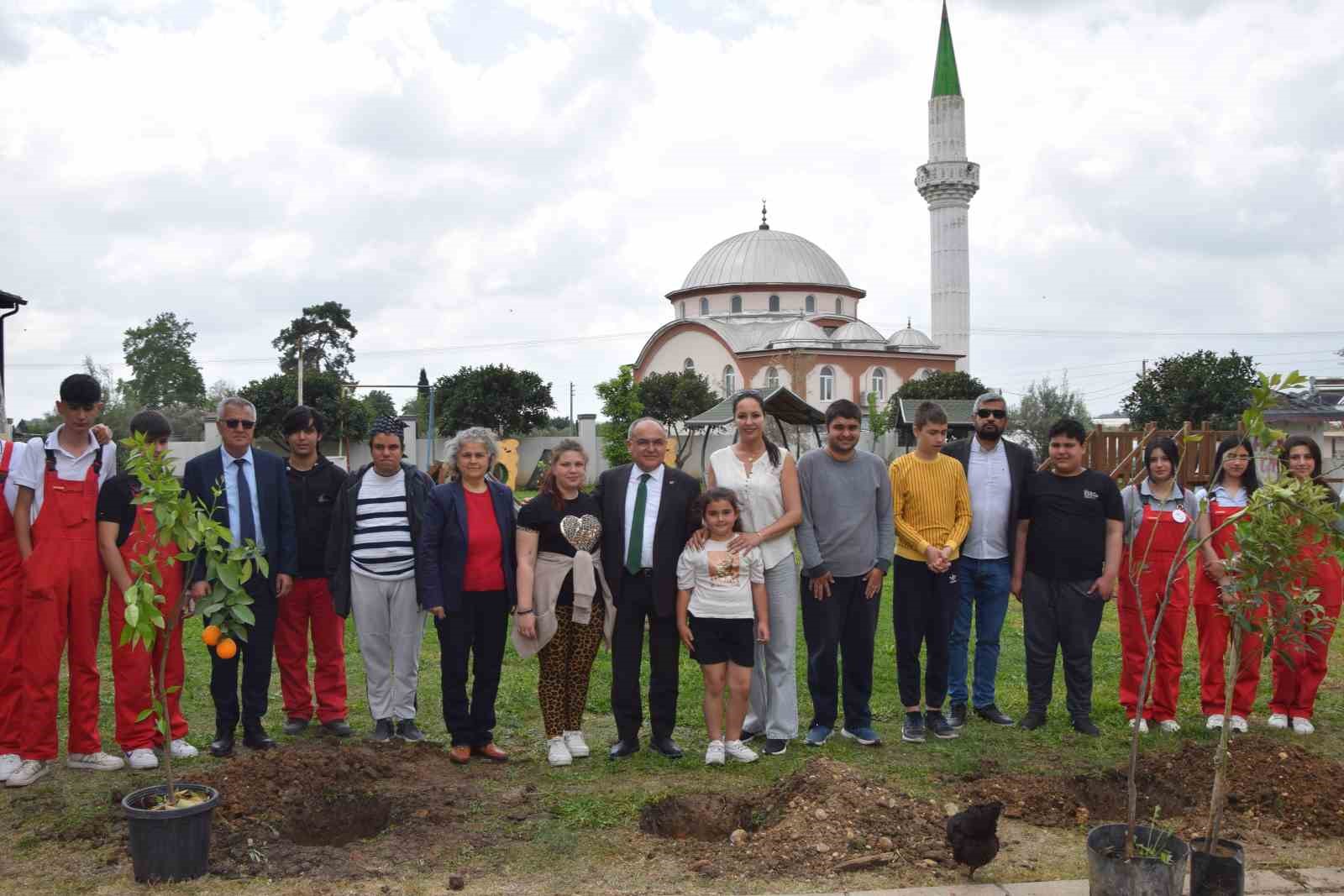 Otizmli gençler ve lise öğrencileri el ele fidan dikti