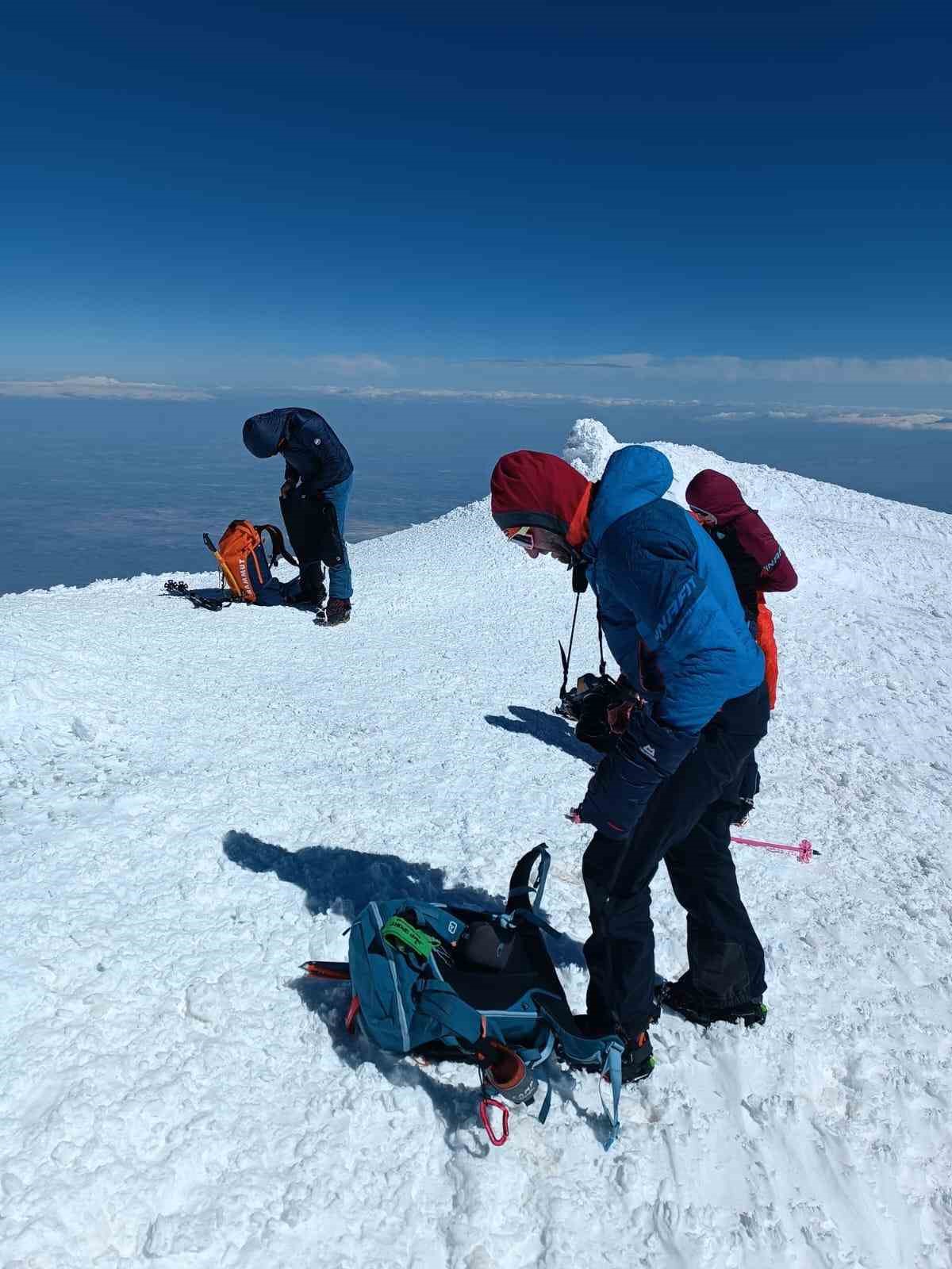 Dağcılar Süphan’da moral depoladı