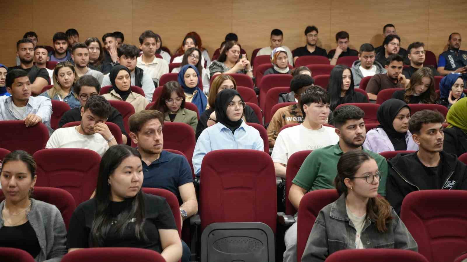 Karab&uuml;k emniyeti &uuml;niversite &ouml;ğrencilerini dijital tehlikelere karşı bilin&ccedil;lendirdi
