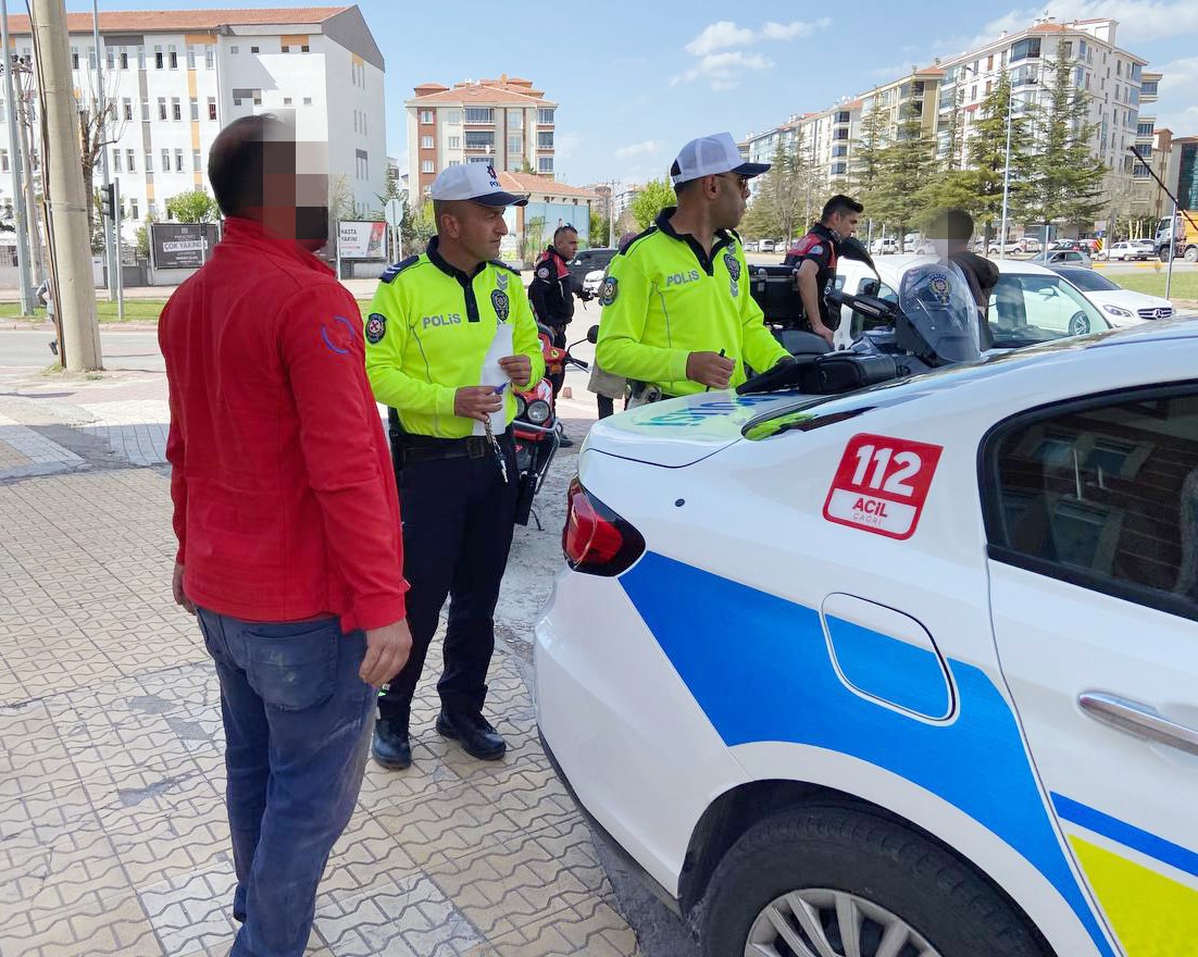 Sigortasız ve plakasız motosikletin ehliyetsiz ve kasksız sürücüsüne 54 bin lira ceza