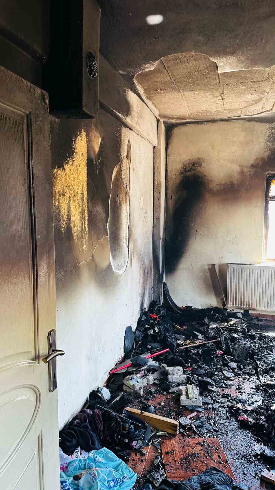 Siirt’te sobadan çıkan kıvılcımlar evi küle çevirdi