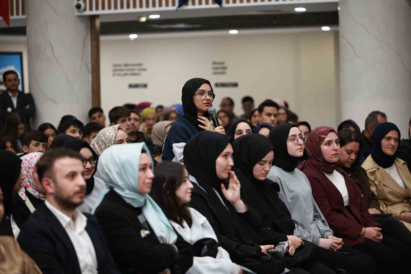 Bilal Erdoğan: "Aileniz, komşularınız, akrabalarınız, ülkeniz ve tüm insanlık için güzel işler yapmak için yaşayın"