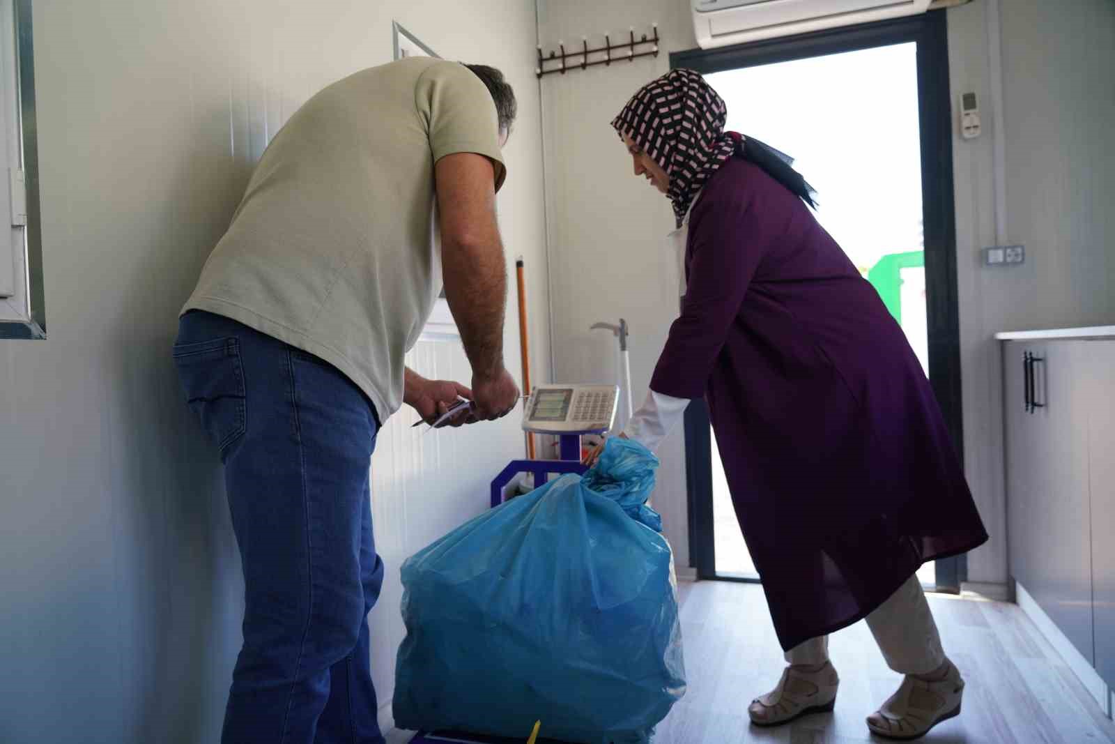 Atıklarla puan topladı, altın kazandı
