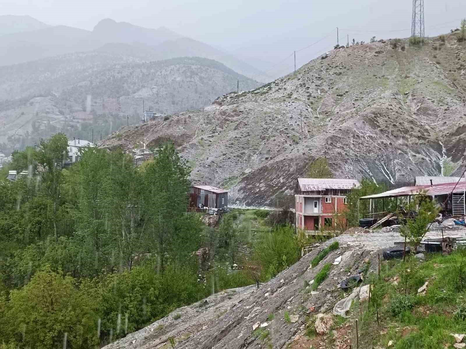 Elazığ’da dolu yağışı etkili oldu