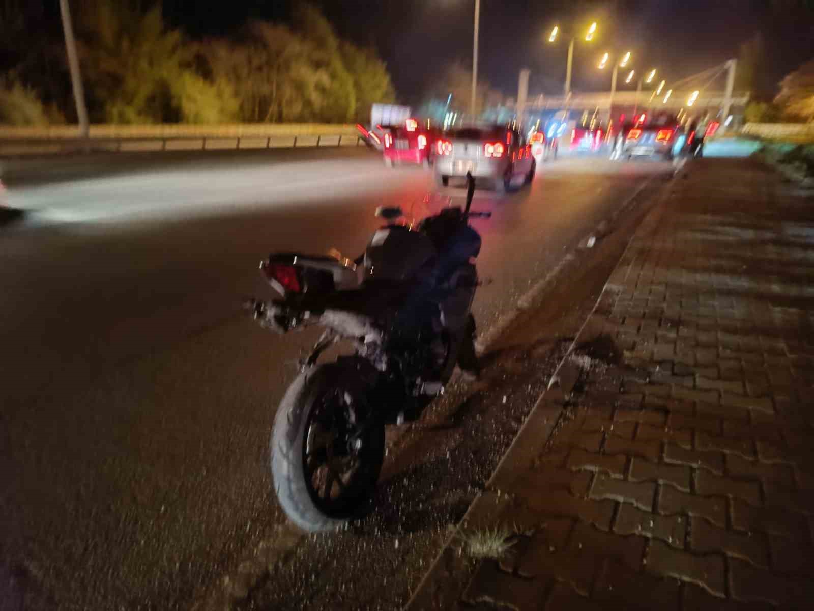 Şerit değiştirmeye çalışan motosiklet otomobile çarptı