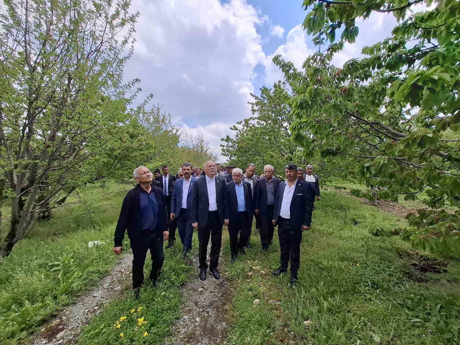 TZOB Başkanı Bayraktar, Akşehir&rsquo;de zirai dondan etkilenen bah&ccedil;eleri inceledi
