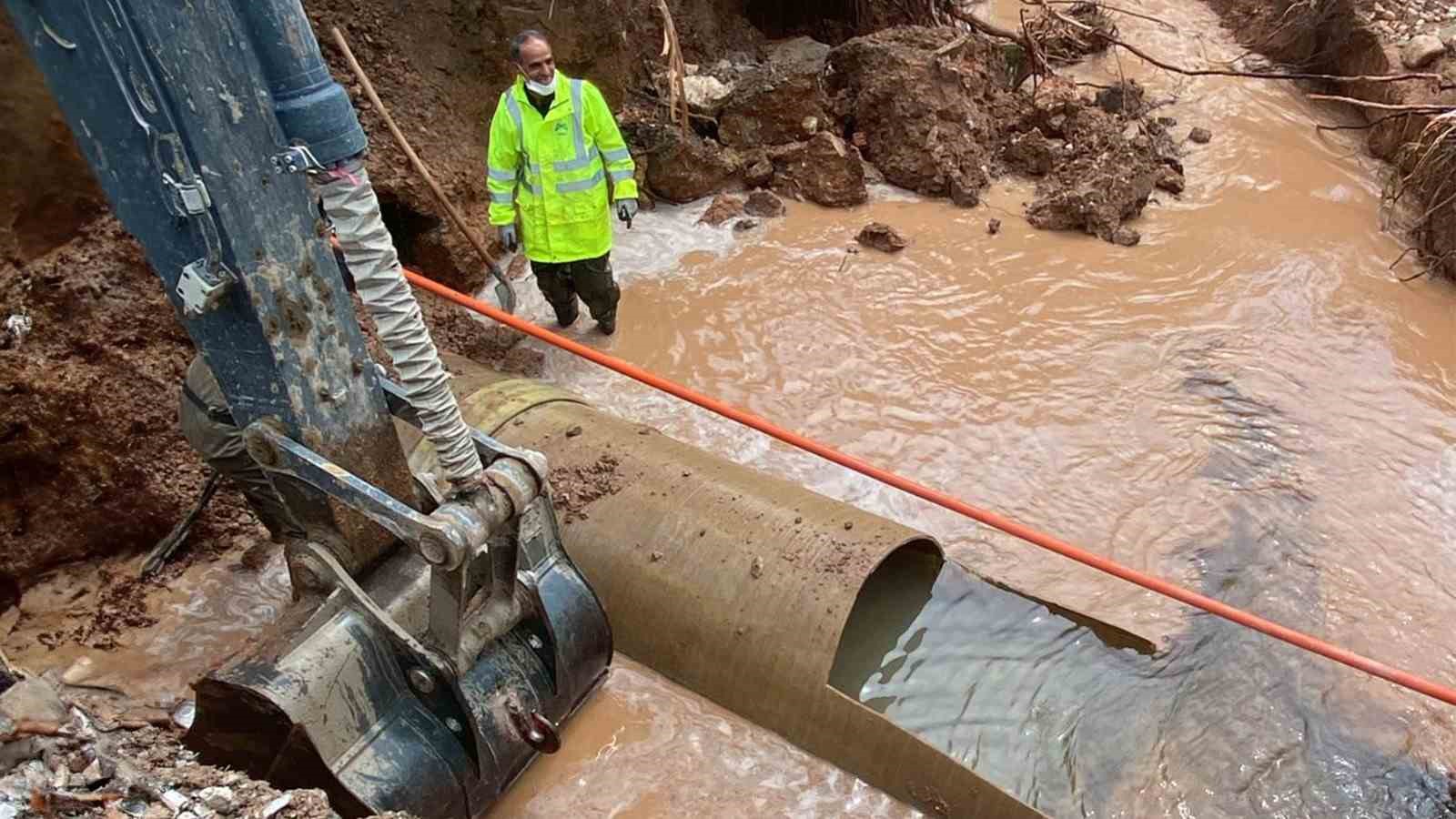 MESKİ ekipleri, ana su borusunu kesinti olmadan onardı
