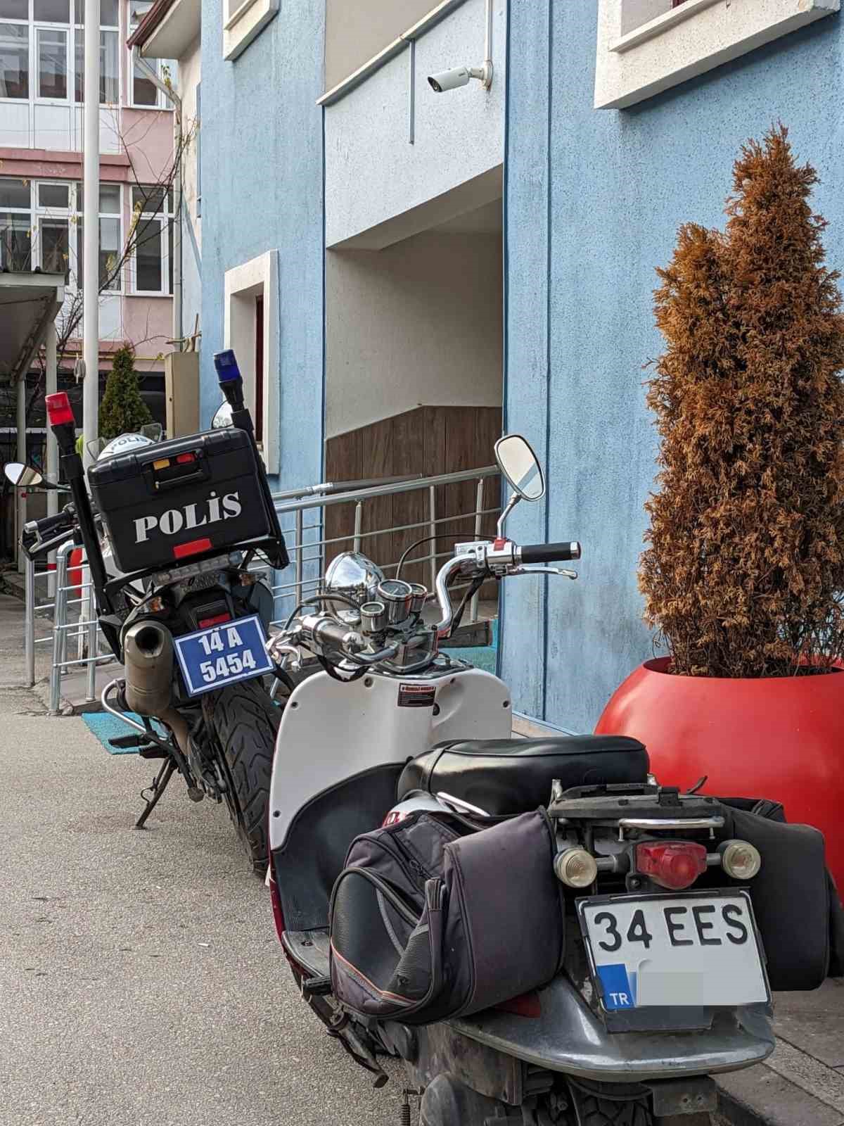 Bolu&rsquo;da motosiklet plakasını boyayarak değiştiren uyanık s&uuml;r&uuml;c&uuml; ekiplerin g&ouml;z&uuml;nden ka&ccedil;madı
