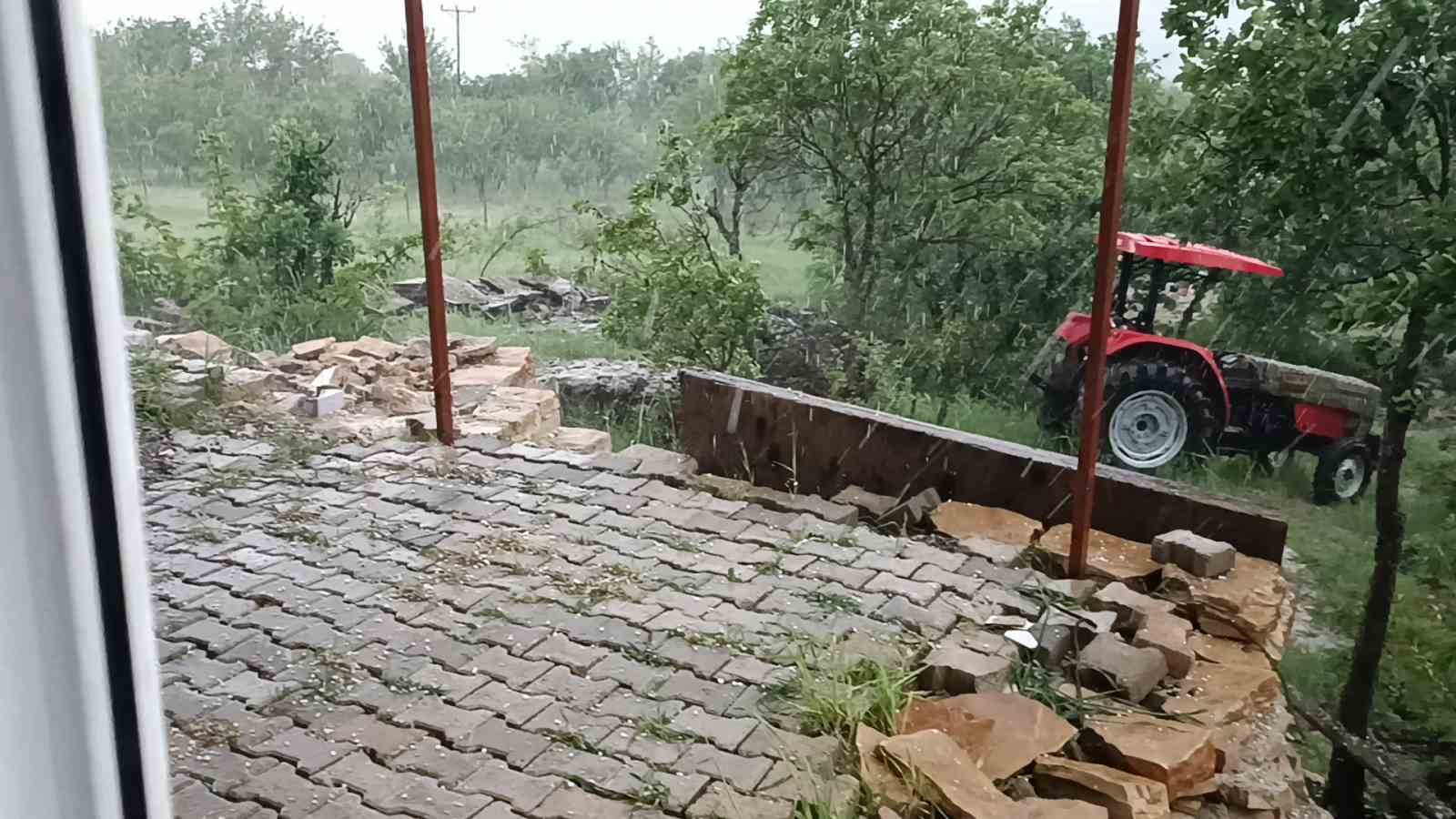 Dicle&rsquo;de dolu yağışı etkili oldu
