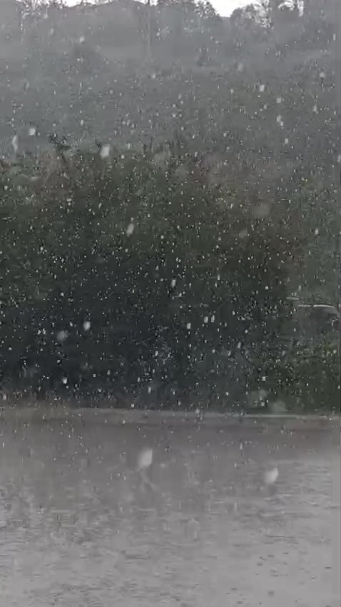 Kocaeli’de aniden bastıran dolu sürücülere zor anlar yaşattı