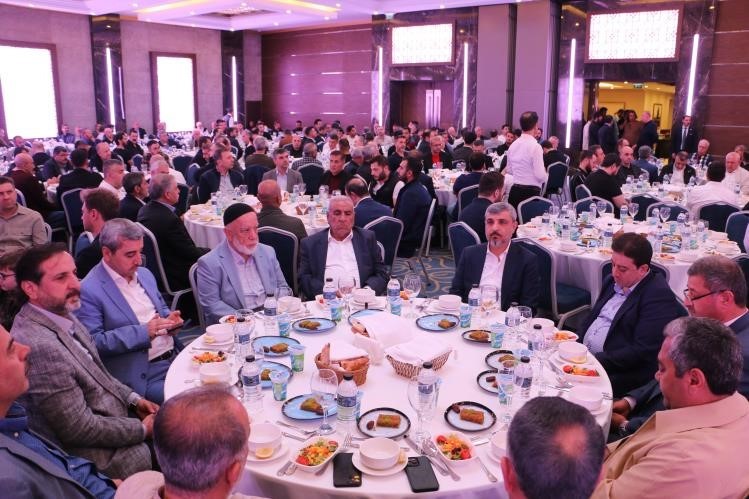 (Düzeltme) Binlerce kişi Diyarbakırlı hayırsever iş adamının mevlidinde bir araya geldi