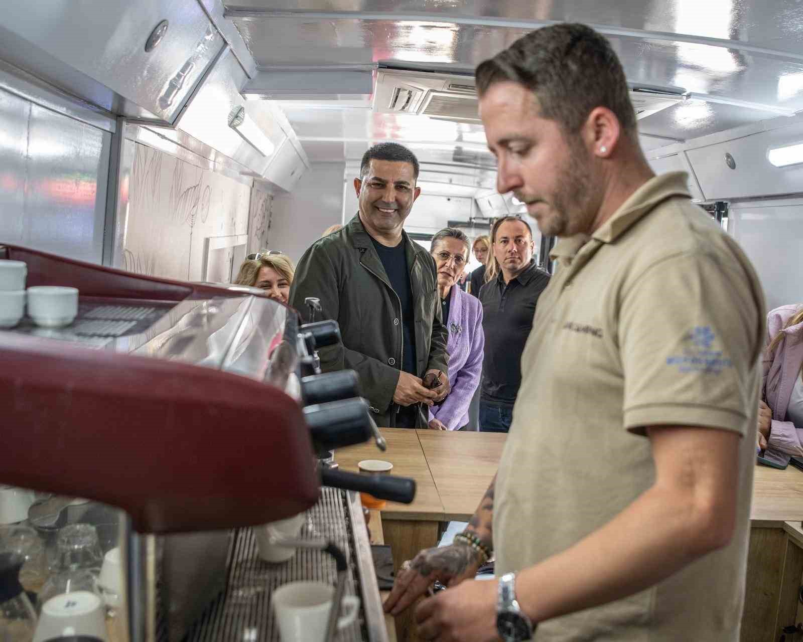 Kuşadalı gençler mobil barista otobüsüyle mesleki beceri kazandı