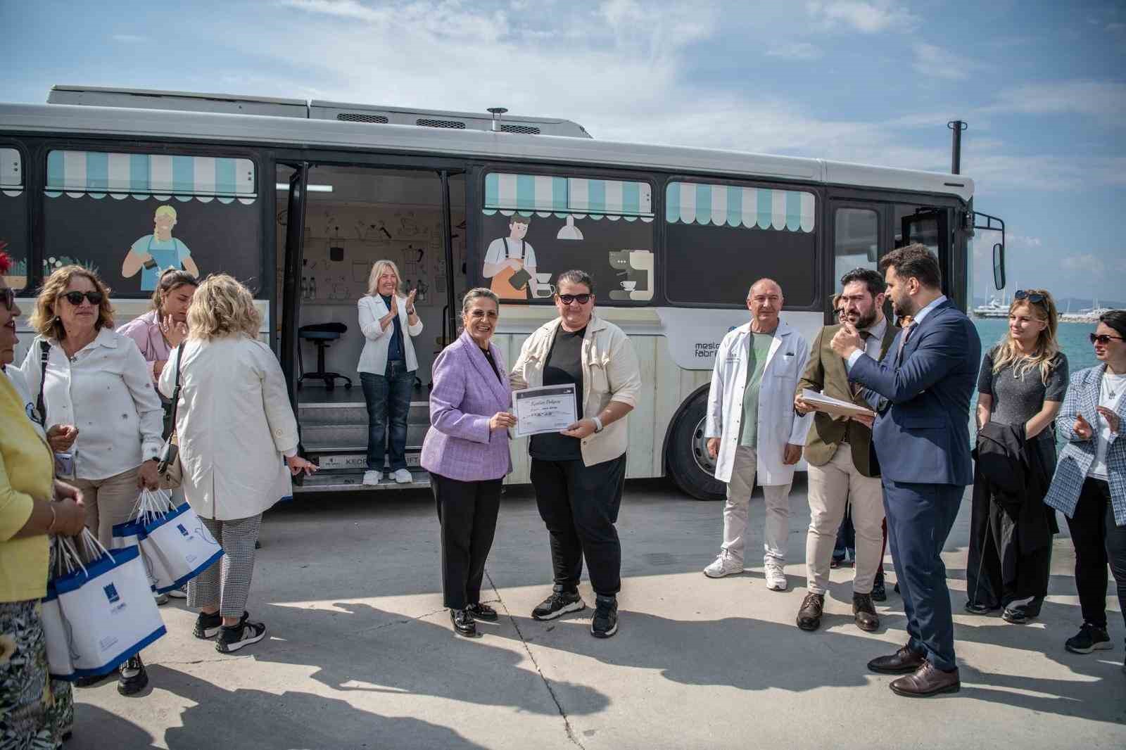 Kuşadalı gençler mobil barista otobüsüyle mesleki beceri kazandı