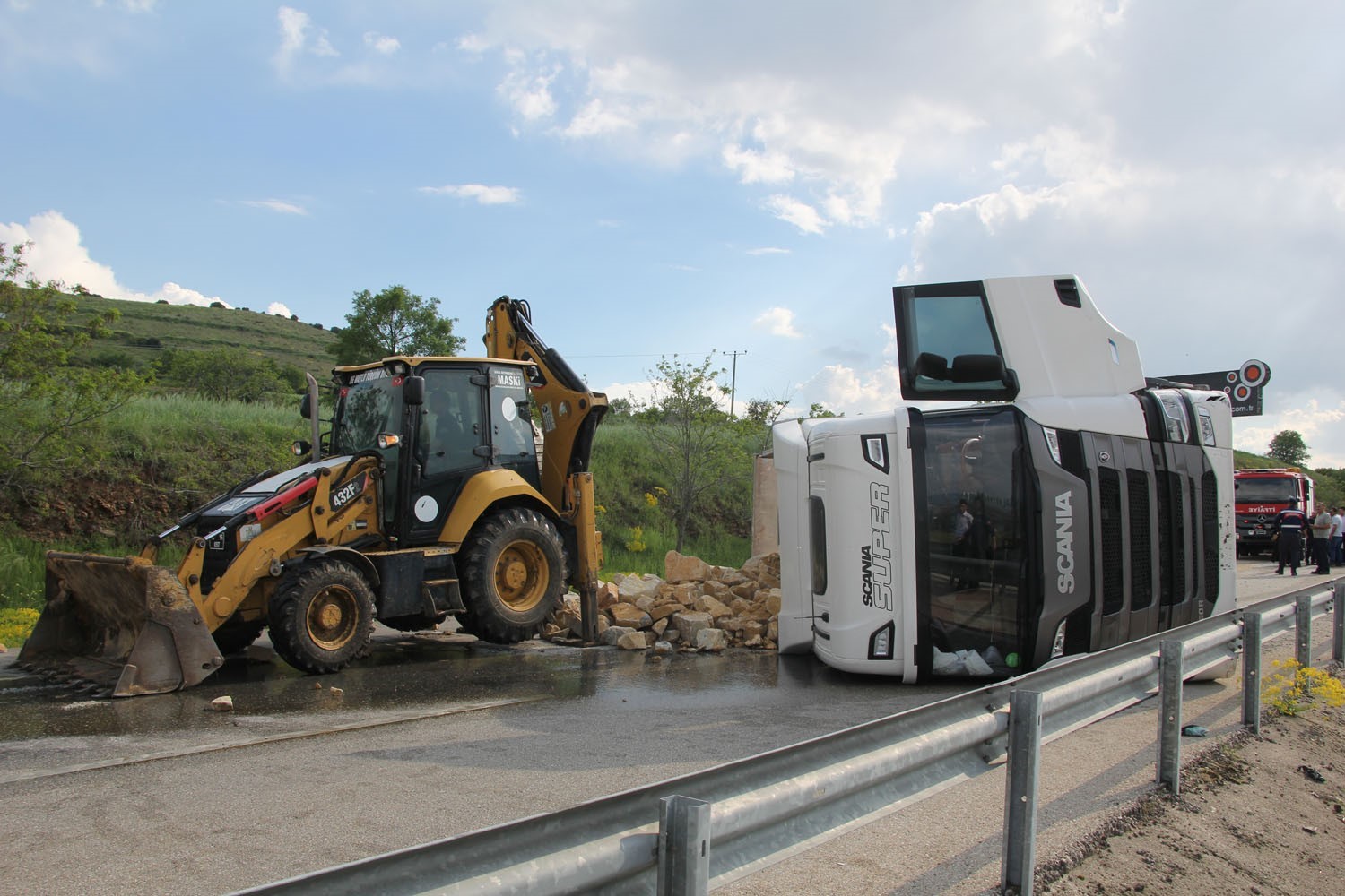 Kula’da tır ile otomobil çarpıştı: Kaza ucuz atlatıldı