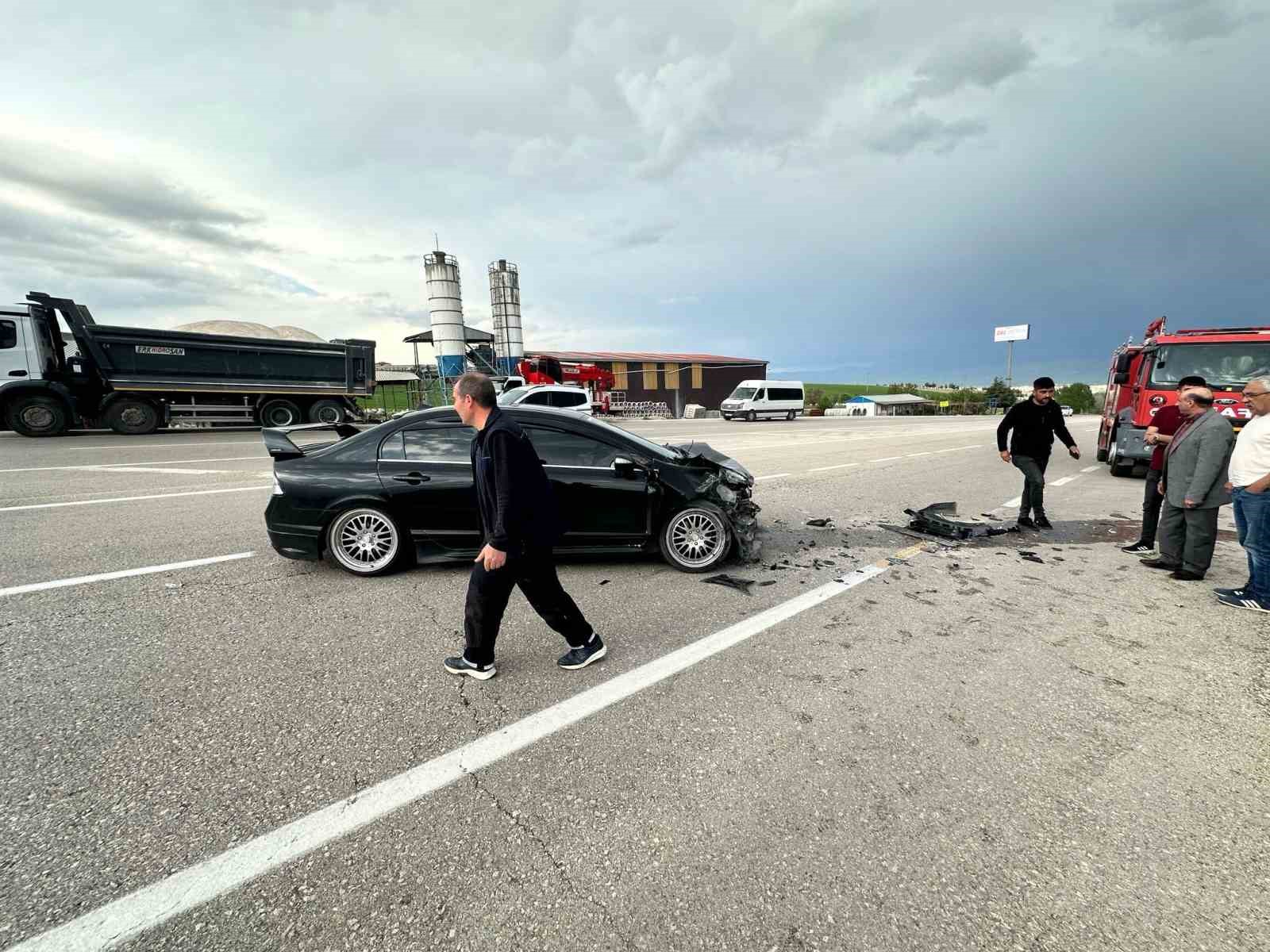 Elazığ’da otomobil kamyona çarptı: 1 yaralı