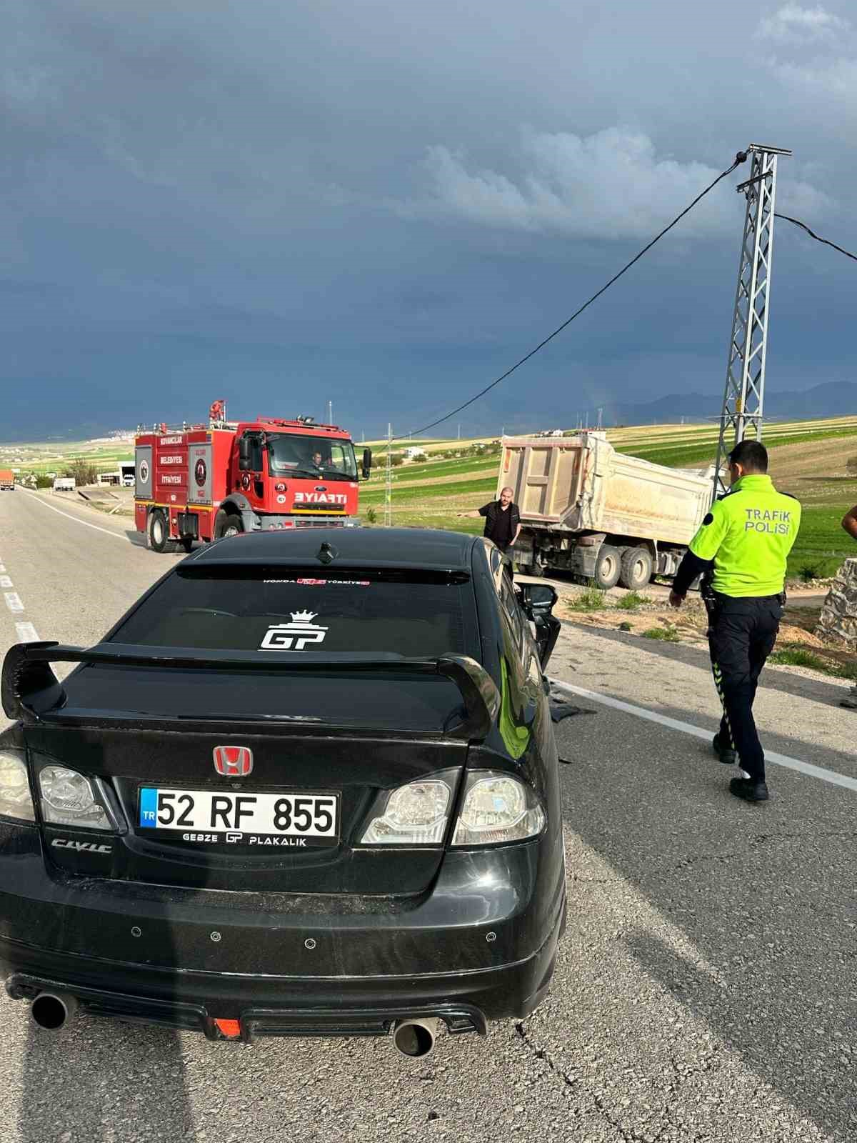 Elazığ’da otomobil kamyona çarptı: 1 yaralı