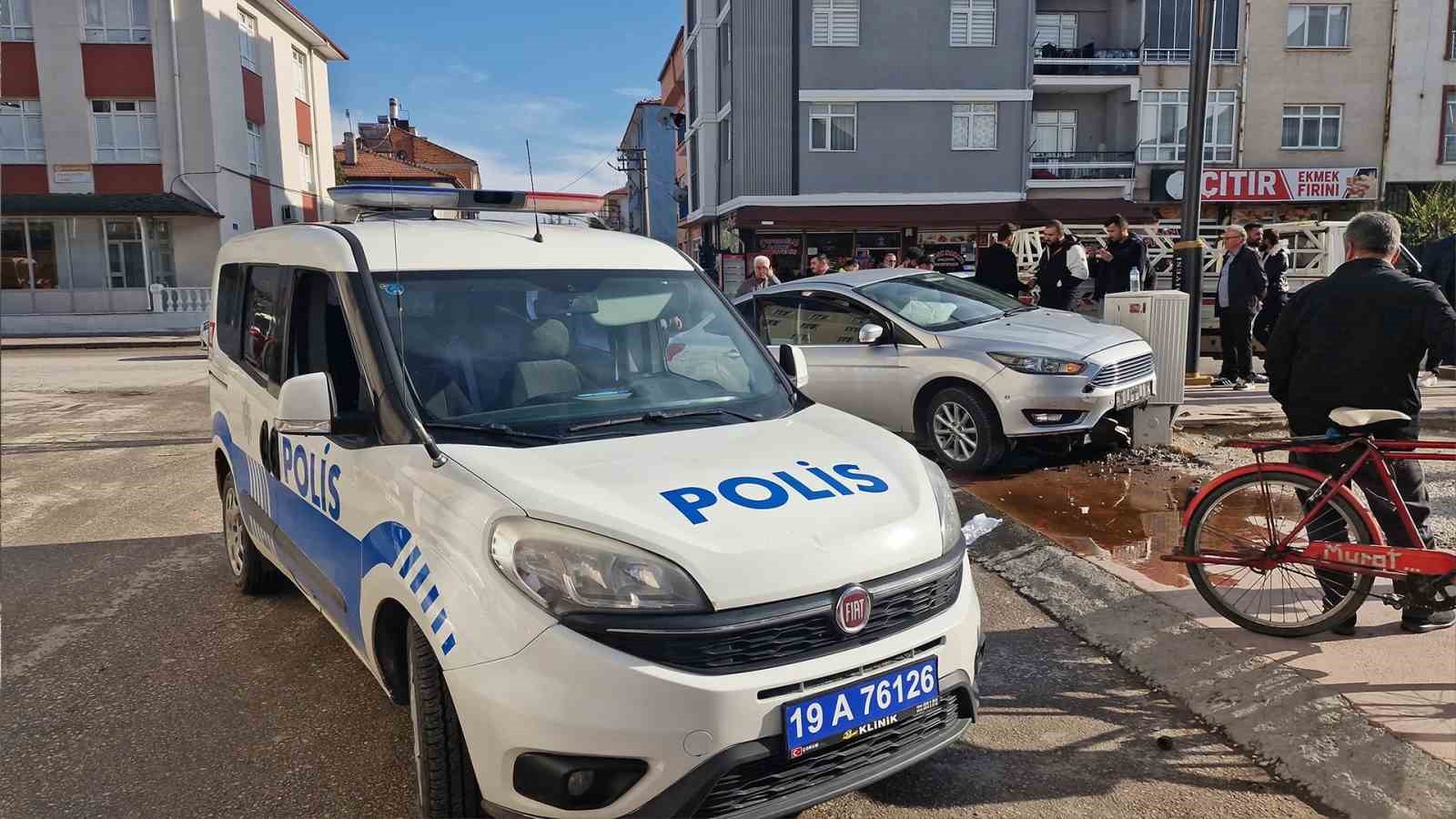 Otomobil elektrik panosuna çarptı: Kaza anı kamerada