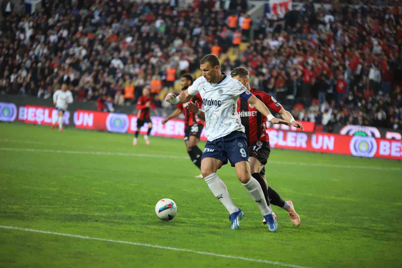 Trendyol Süper Lig: Gaziantep FK: 1 - Fenerbahçe: 0 (Maç devam ediyor)