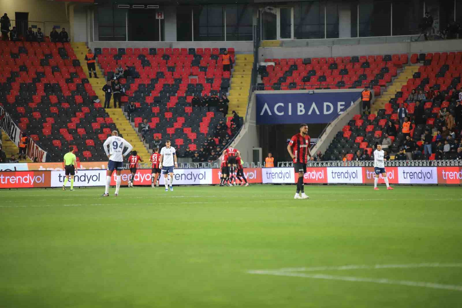 Trendyol Süper Lig: Gaziantep FK: 1 - Fenerbahçe: 0 (Maç devam ediyor)