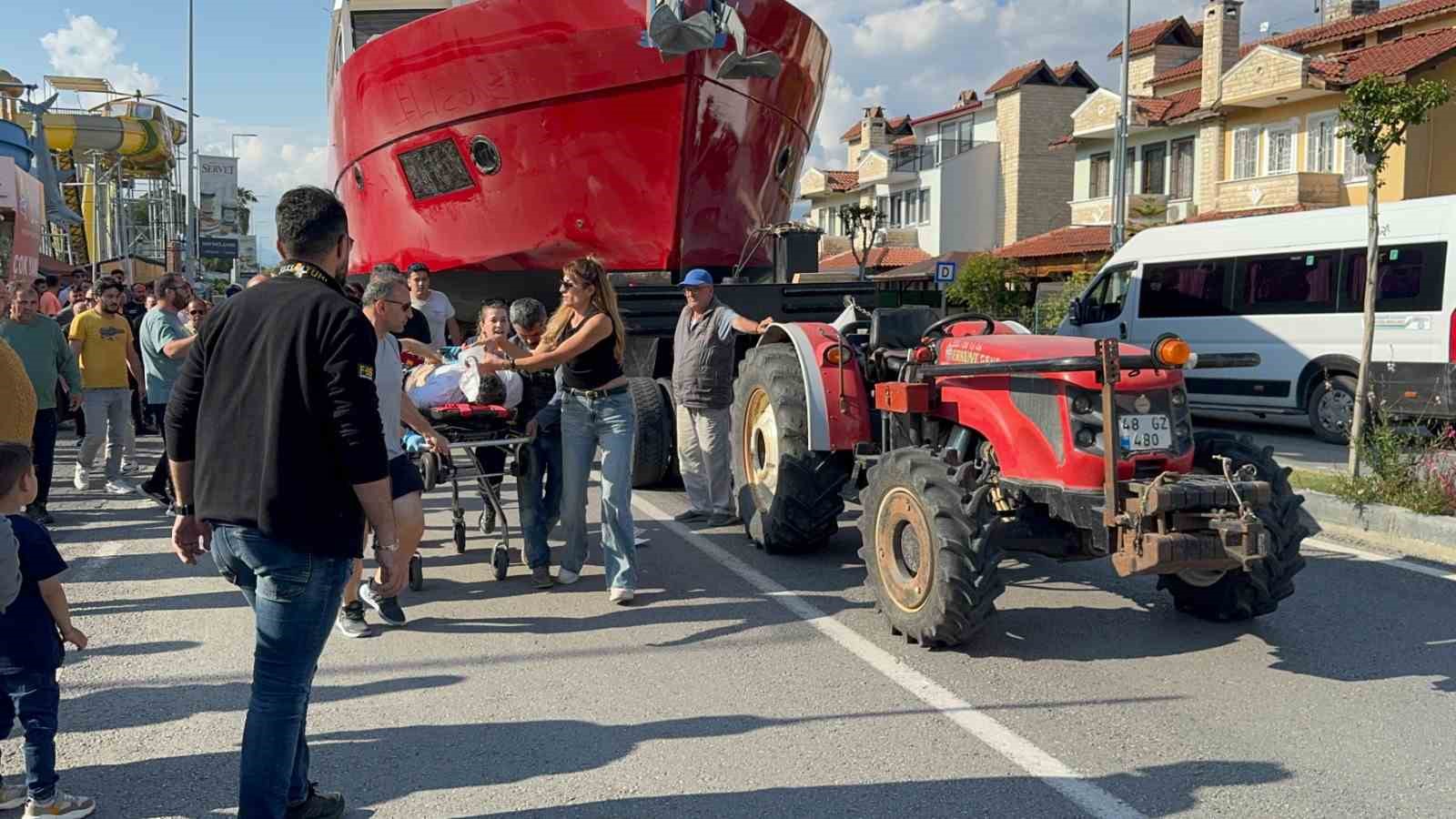 Traktörle tekne çekerken düşen adam hayatını kaybetti