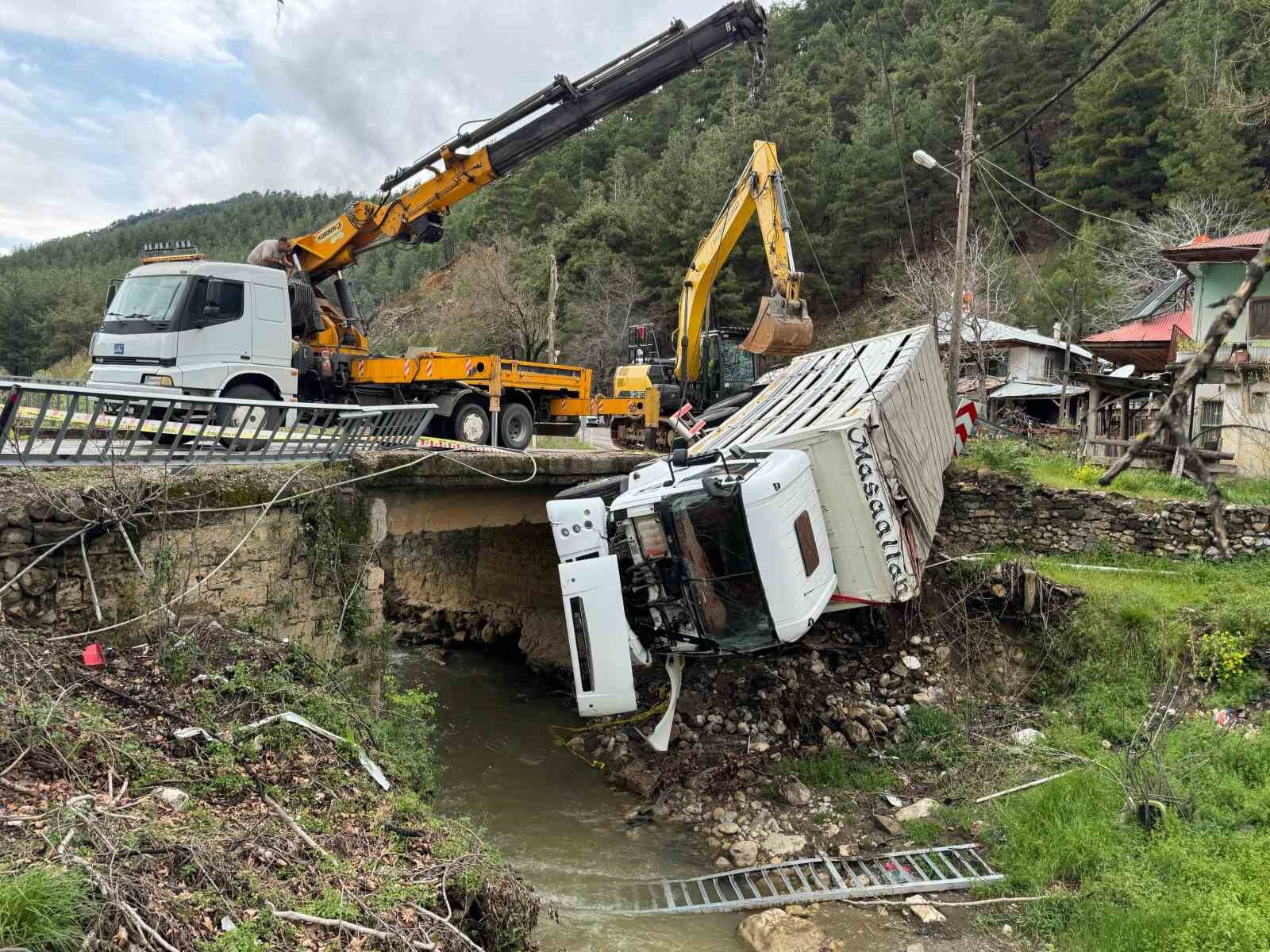 Kamyon köprüden düştü, sürücü yaralandı
