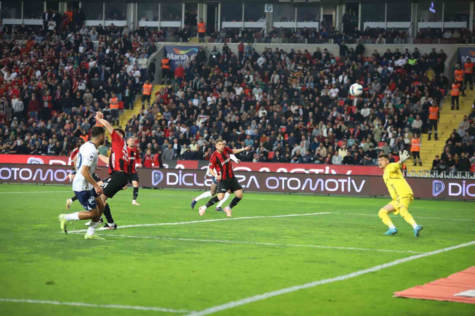 Trendyol Süper Lig: Gaziantep FK: 1 - Fenerbahçe: 0 (İlk yarı)