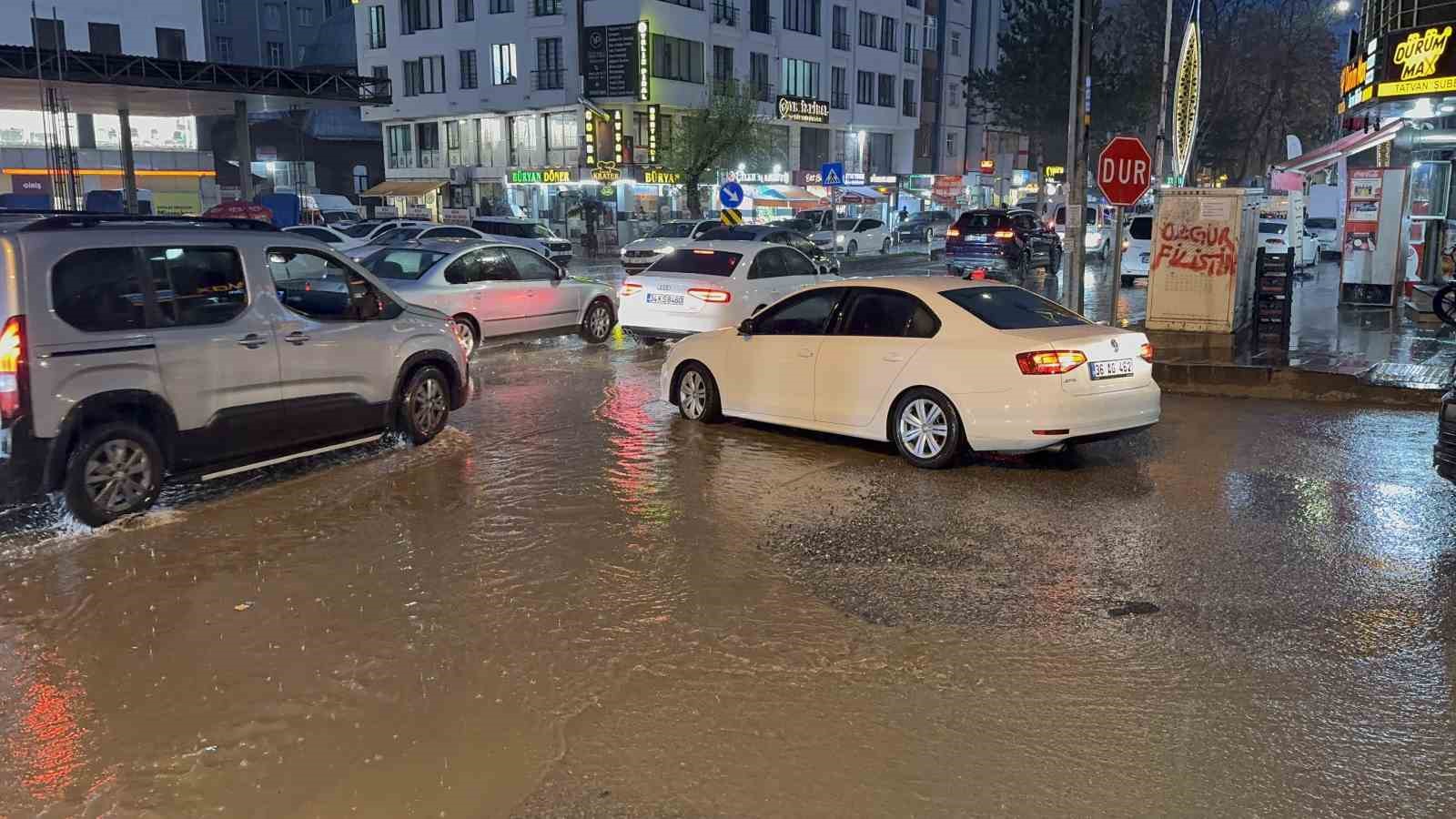 Tatvan’da sağanak yağış taşkınlara yol açtı
