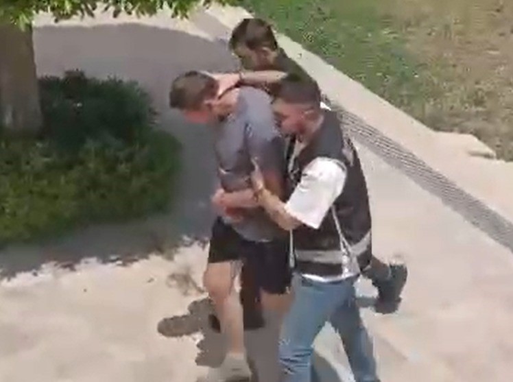 Marmaris’te İngiliz turist sahte poundla yakalandı