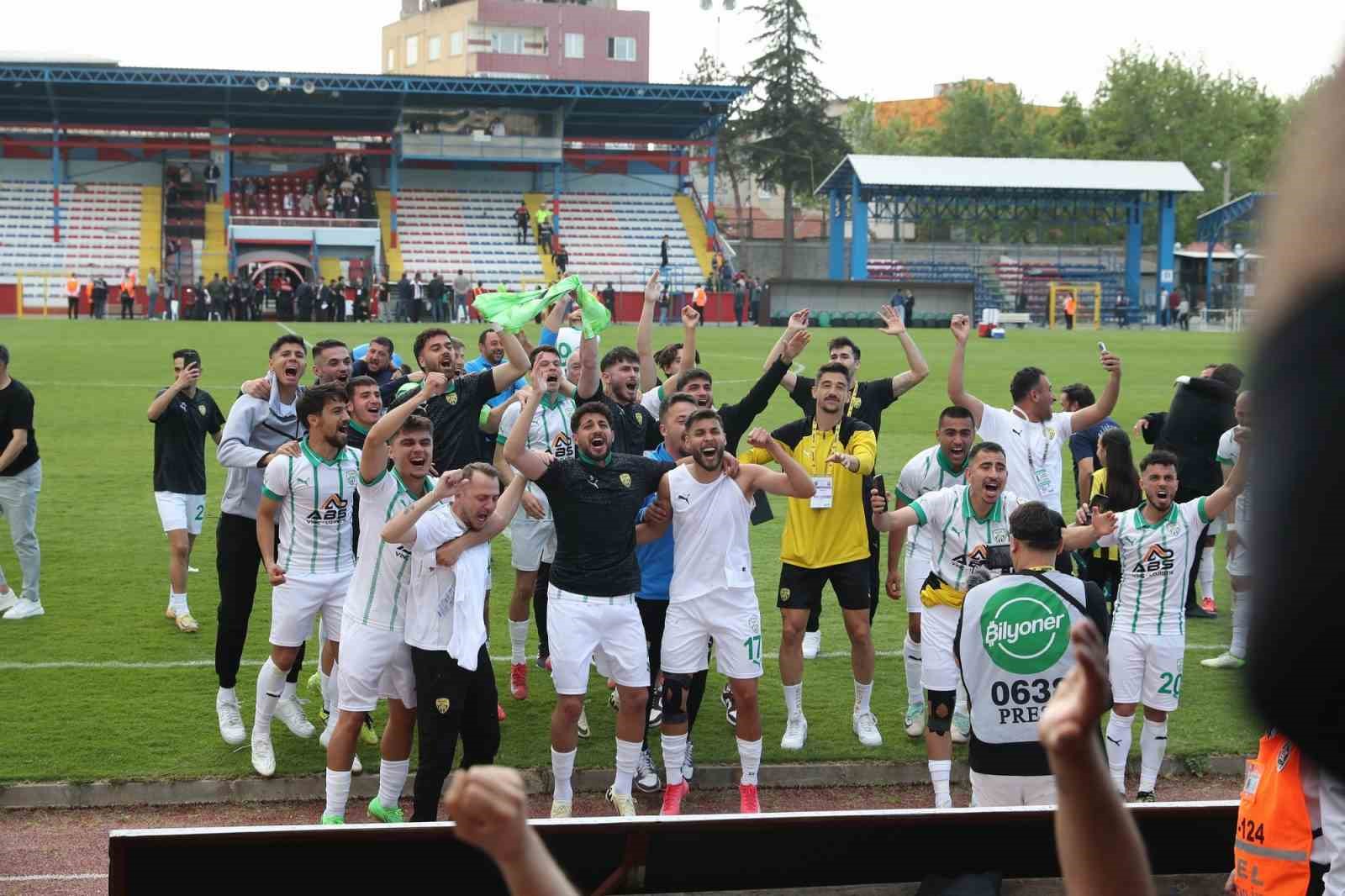 Aliağaspor FK, namağlup şampiyon olarak 2. Lig’e yükseldi