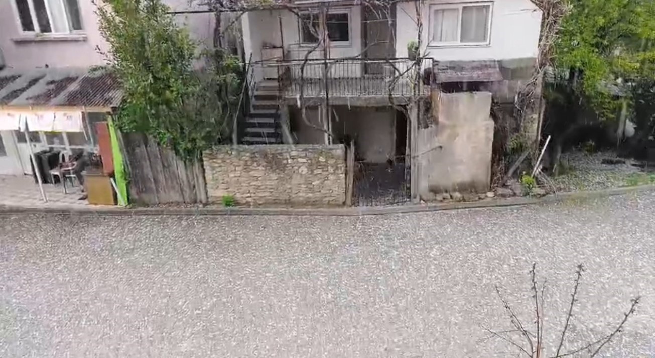 Yağmur sonrası yola kayalar düştü