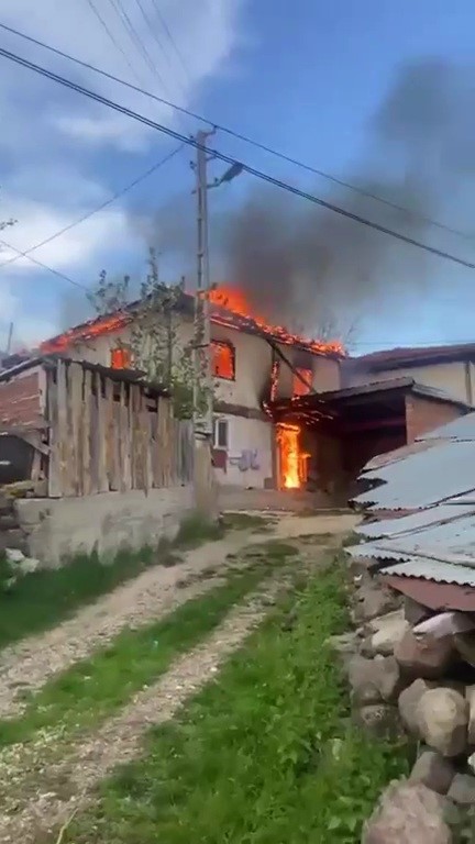 İki katlı ev alevlere teslim oldu