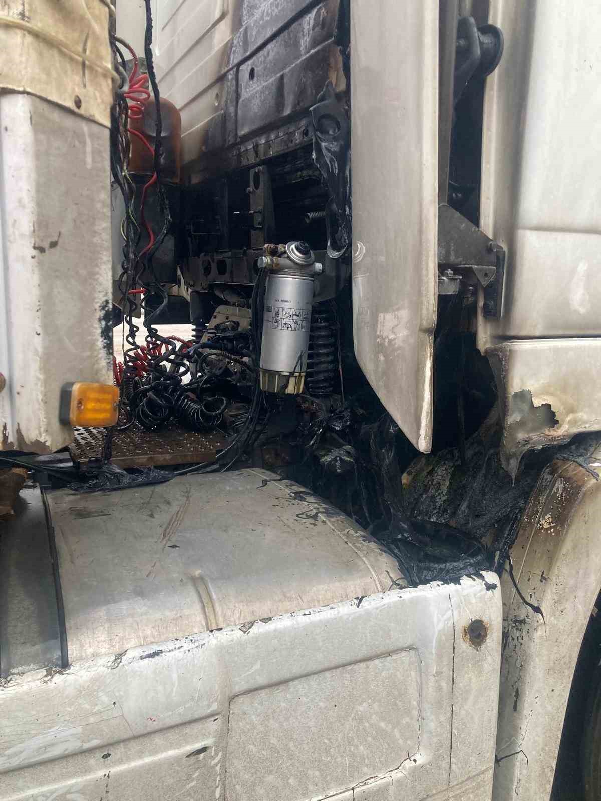 Seyir halindeki tırda yangın çıktı