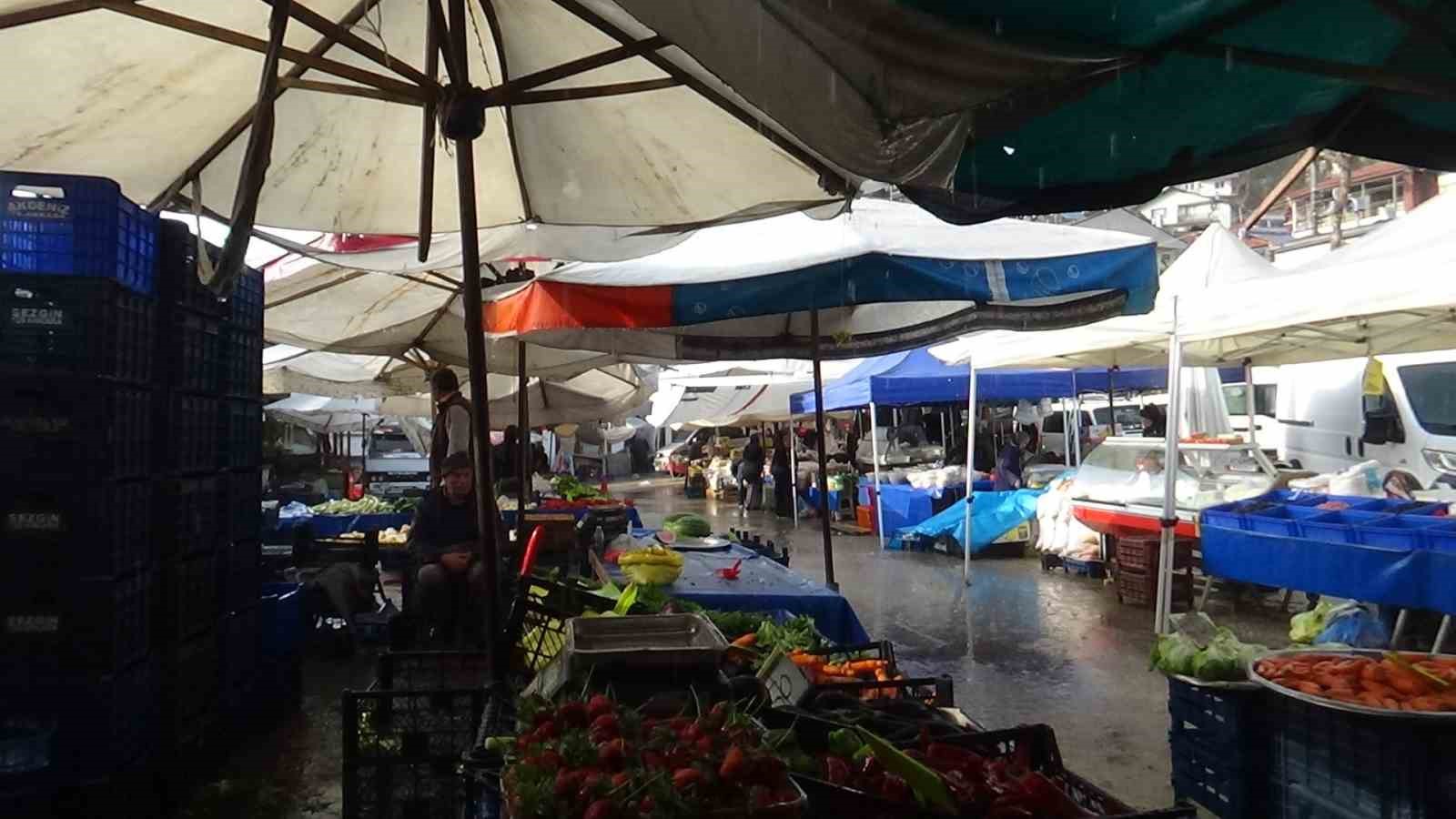 Bolu’da aniden bastıran yağmur hayatı olumsuz etkiledi