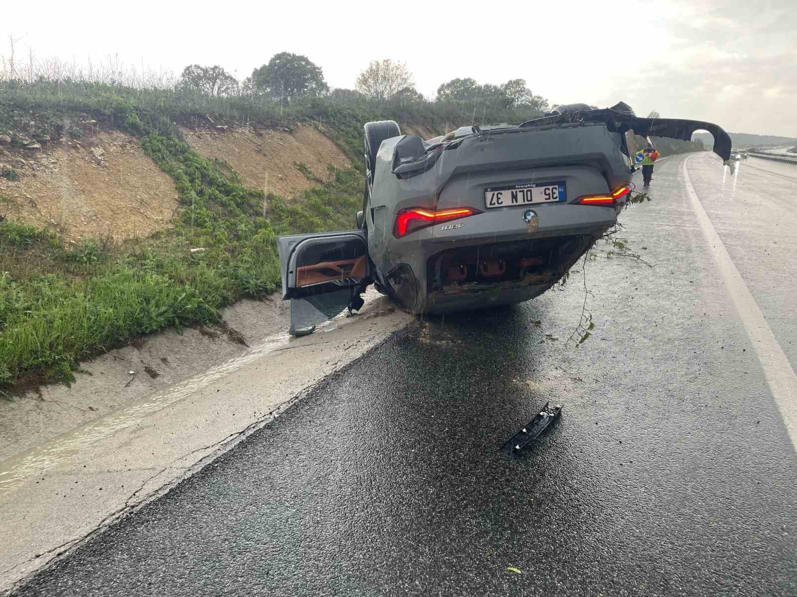 Balıkesir’de otobanda araç takla attı: 4 kişi yaralandı