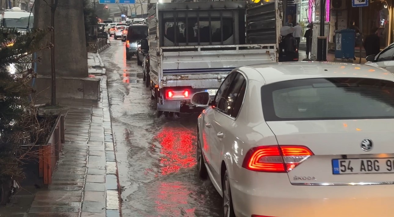 Yüksekova’da sağanak yağış etkili oldu