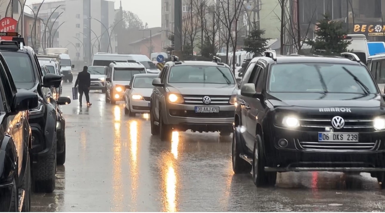Yüksekova’da sağanak yağış etkili oldu