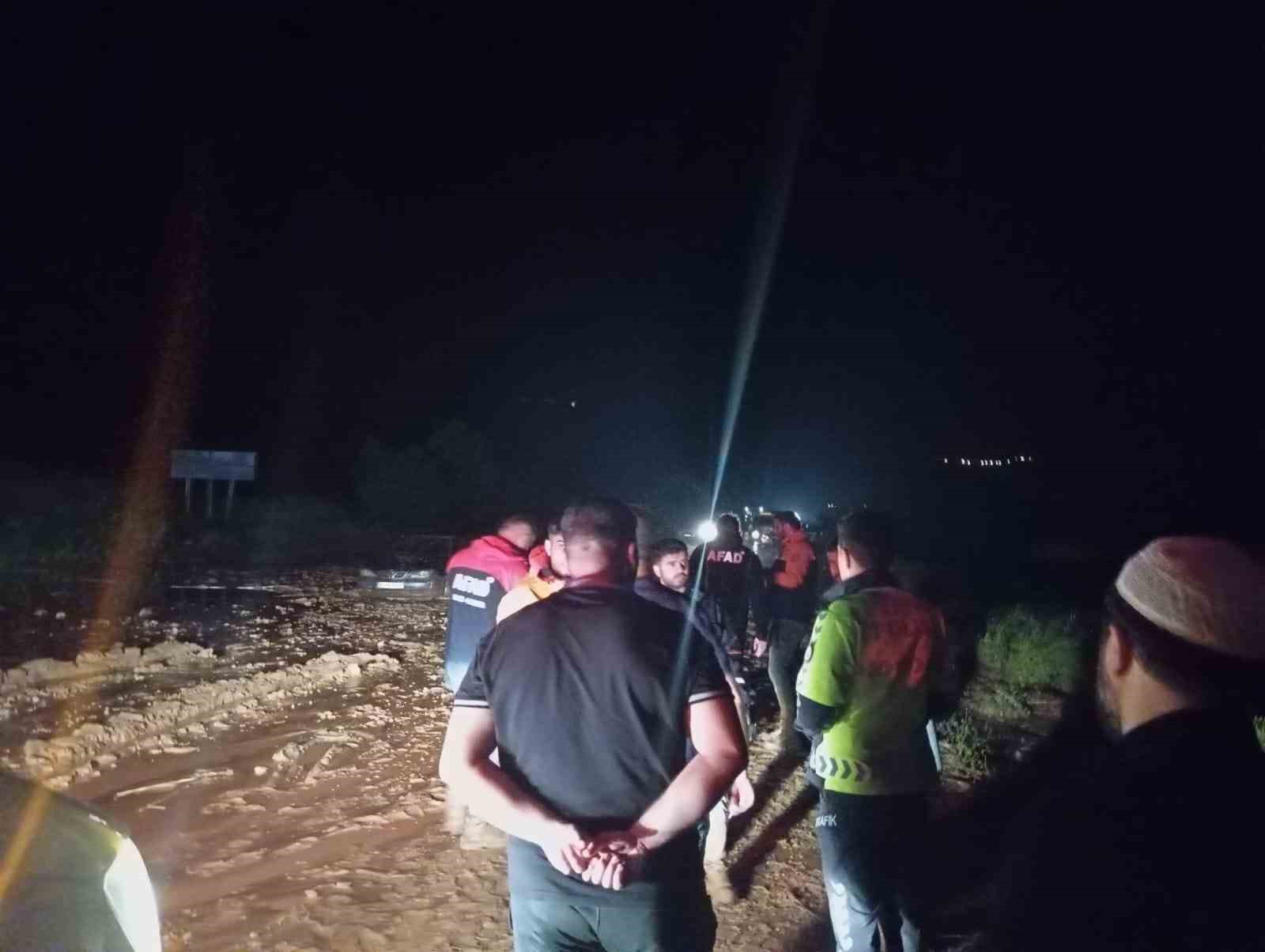 Siirt’te sağanak nedeniyle derler taştı, yollar kapandı