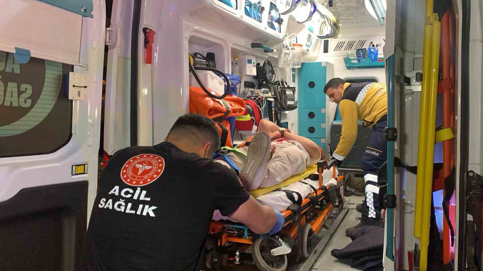 Kamyonetle otomobil çarpıştı, araçlarda sıkışanları itfaiye kurtardı: 3 yaralı
