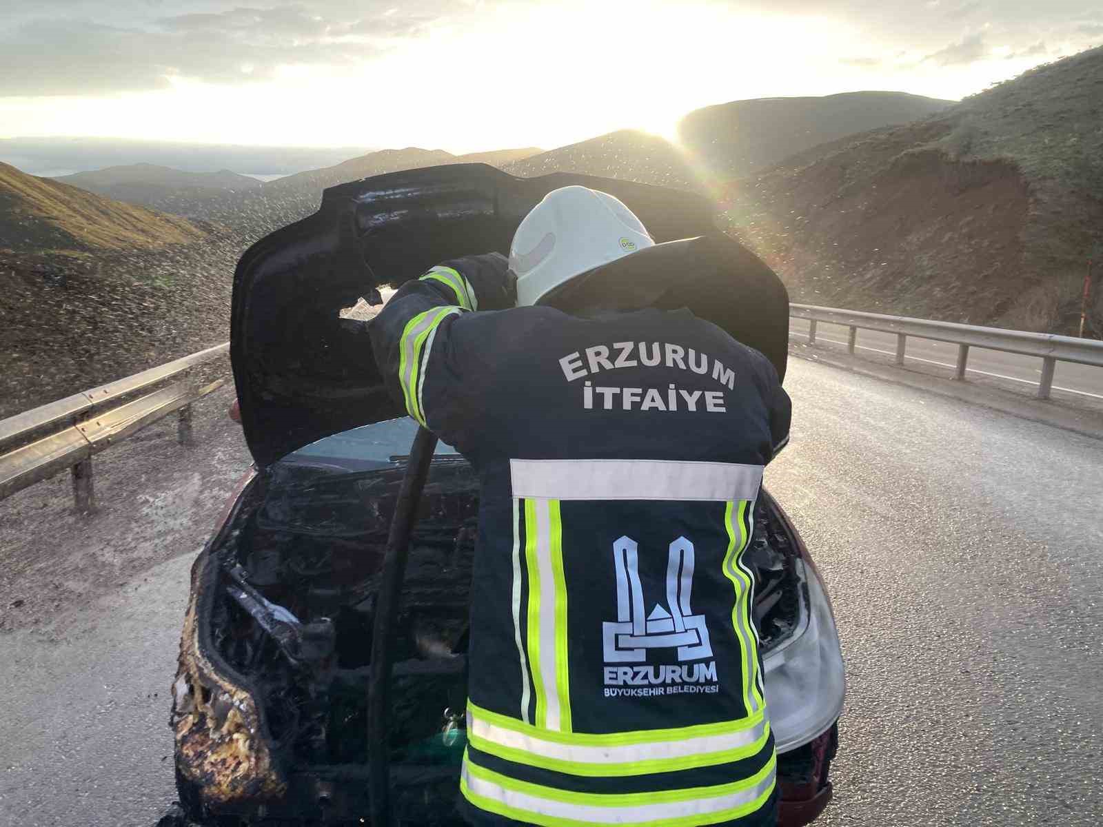 Seyir halindeki otomobil yandı