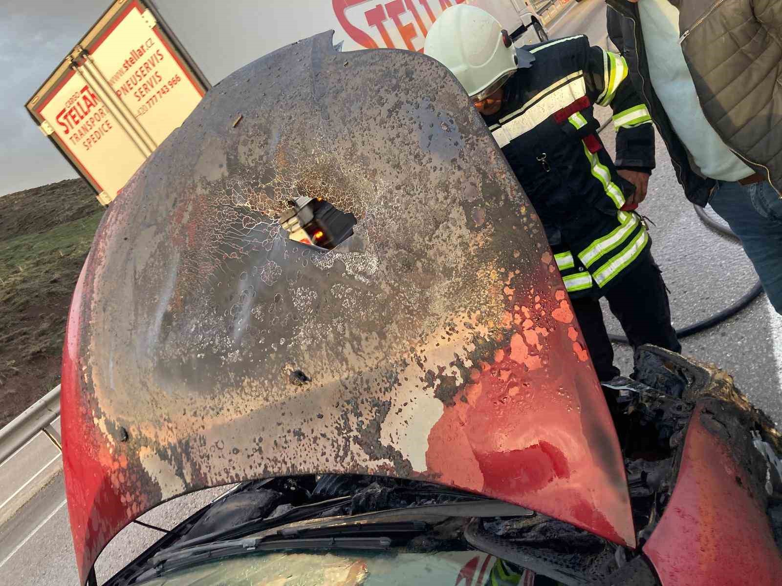 Seyir halindeki otomobil yandı