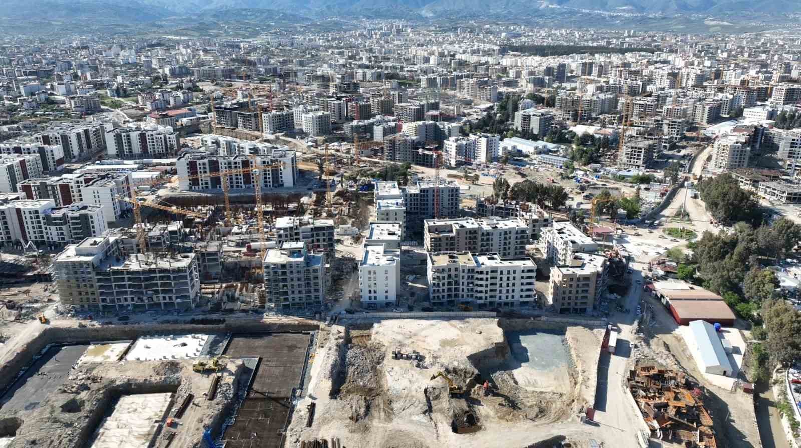 Depremle birlikte boş araziye dönen Antakya’da yüzlerce bina yükseliyor