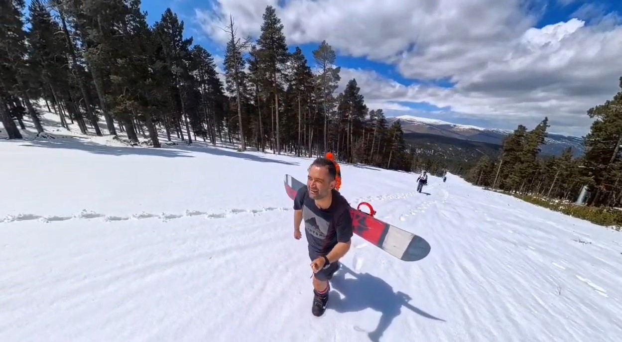 Kars’ta bahar ortasında snowboard keyfi