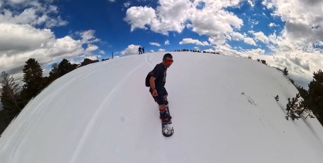 Kars’ta bahar ortasında snowboard keyfi