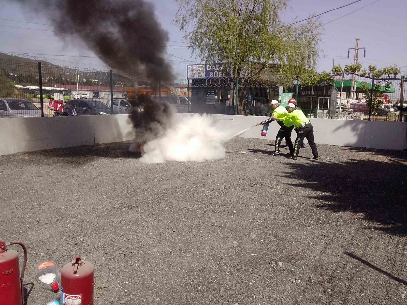 Polislere yangın söndürme eğitimi
