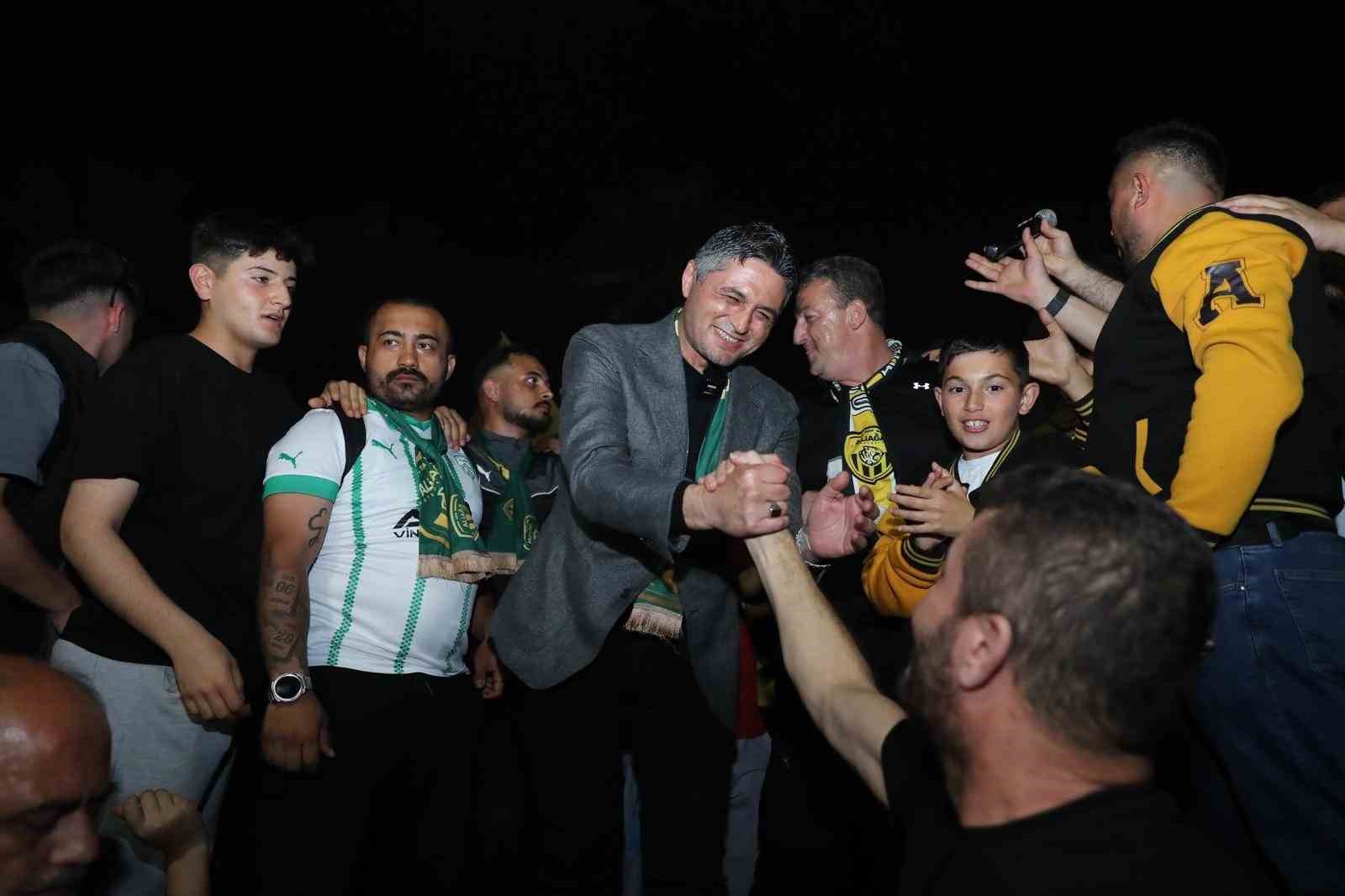 Aliağalılar şampiyonluğu hep birlikte kutladı
