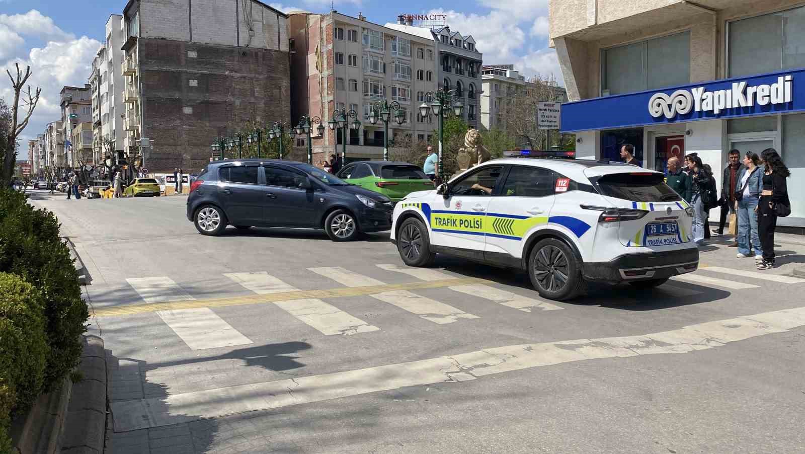 Otomobille ters yöne giren sürücü trafik polisiyle karşı karşıya geldi